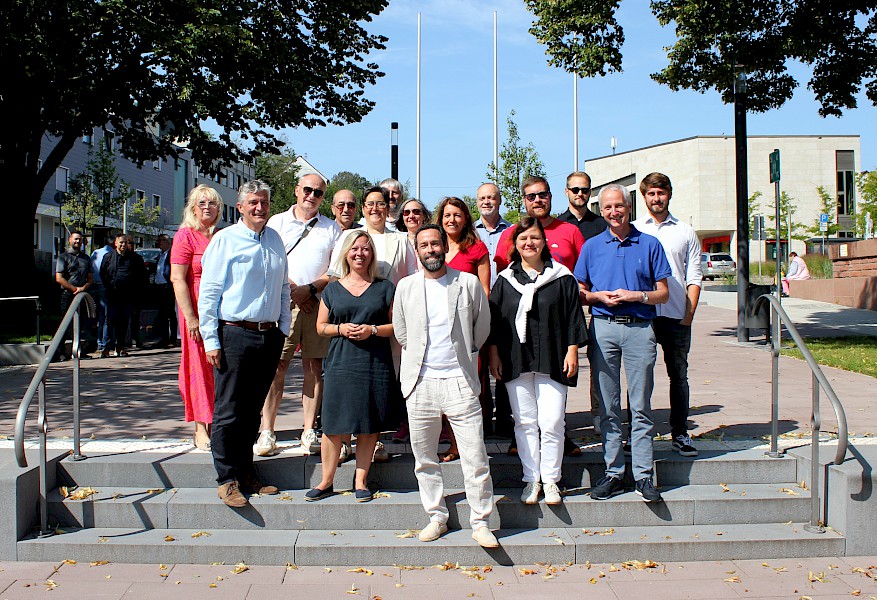 Vordere Reihe von links nach rechts: Bürgermeister Lutz Maurer, Staatssekretärin Jessica Heide, Luca Kist (Architekturbüro HDK Dutt & Kist), Gertrud Hepp (Städtebauförderung) und Ortsvorsteher Stefan Ziegler.