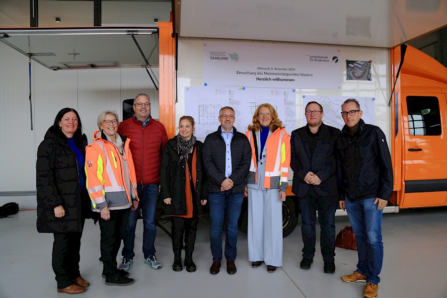 v.l.n.r Martina Holzner, MdL; Andrea Arnold, Leiterin Straßenmeisterei Merzig; Jochen Kuttler, Bürgermeister Wadern; Diana Weber, Fachbereichsleitung Hochbau LfS; Werner Nauerz, Direktor LfS; Petra Berg, Mobilitätsministerin; Sebastian Schmitt, MdL; Frank Wagner, MdL